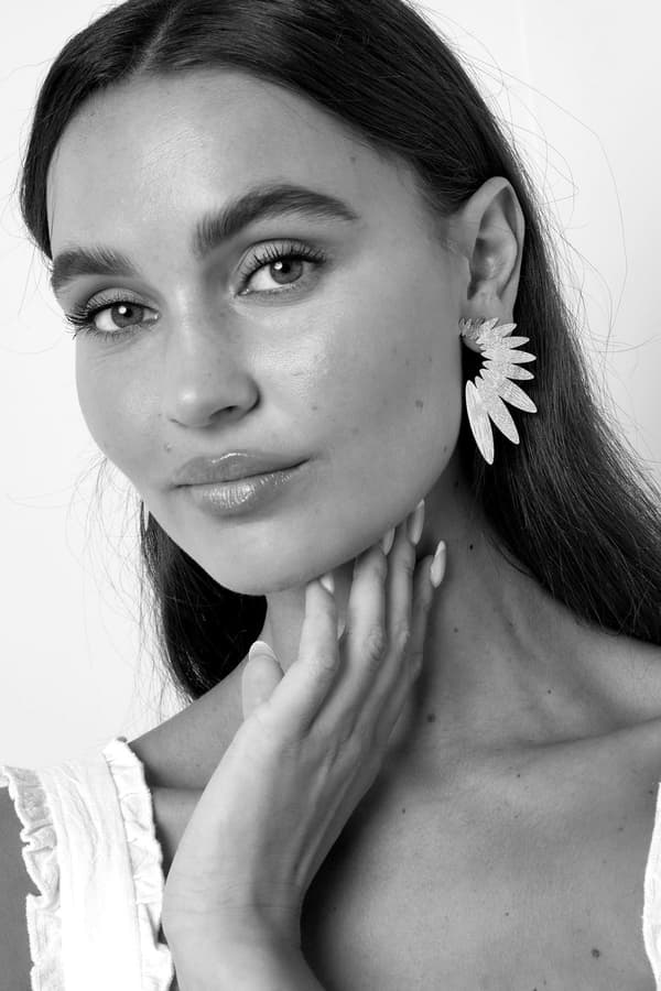 Blanka Statement Örhängen i form av Blomma med Mönster - Silver
