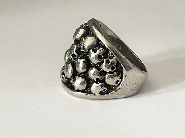 Cool Silver Ring med flera Döskallar / Dödskallar - Stl 21,5