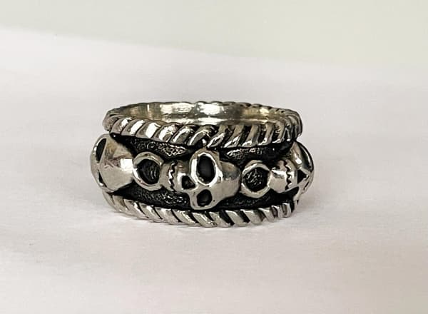 Cool Silver Ring med flera Döskallar / Dödskallar - Stl 19,5