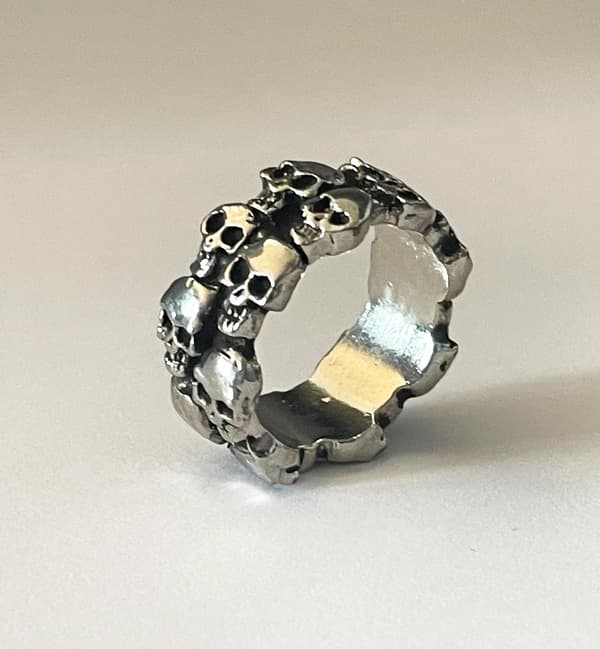 Cool Silver Ring med Döskallar / Dödskallar i 2 Rader - Stl 20