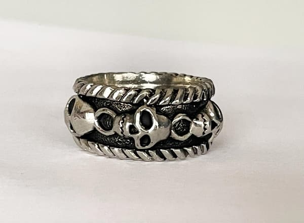 Cool Silver Ring med flera Döskallar / Dödskallar - Stl 19