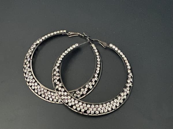Glittrande Mörka Silver Örhängen - Hoop med Vit Strass - 6 cm
