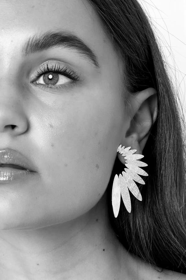 Blanka Statement Örhängen i form av Blomma med Mönster - Silver