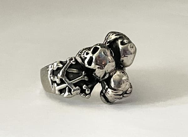 Cool Silver Ring med 3 st Döskallar & Benknotor - Stl 19,5