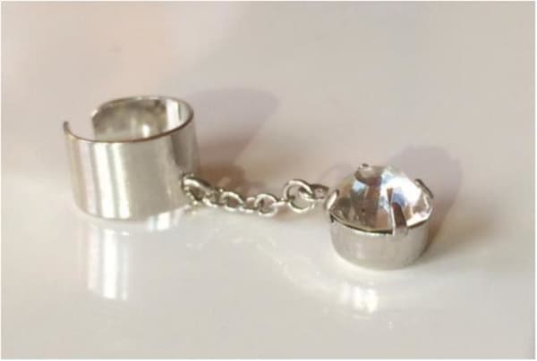 Silver Earcuff Ear Cuff Örhänge med Kedja & Vit Rhinestone
