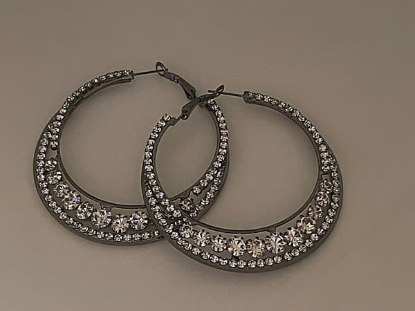 Glittrande Mörka Silver Örhängen - Hoop med Vit Strass - 6 cm