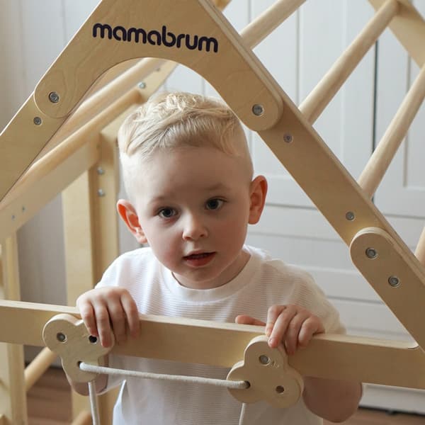 Indendørs træ legeplads – Mamabrum klatrehus