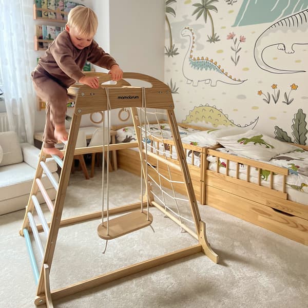 Trälekplats för barn med gunga, ringar och klätternät