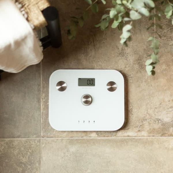 LIVOO Body Composition Scale - DOM465W - Dynamo Powered - 150 kg Max - 6 Indicators - White