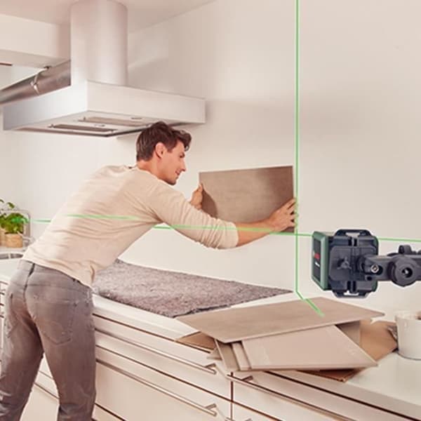 Bosch Quigo Green Line Laser - 8 m Range - Includes 2 Batteries and Clamp MM2