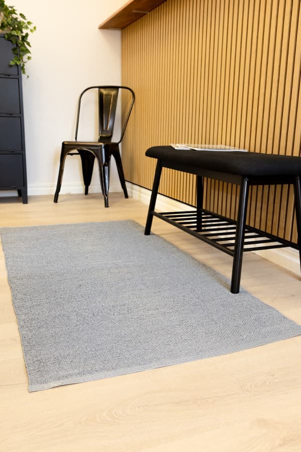 Mimmi Lai Grå PVC tæppe 70x150 cm - Vendbart og holdbart
