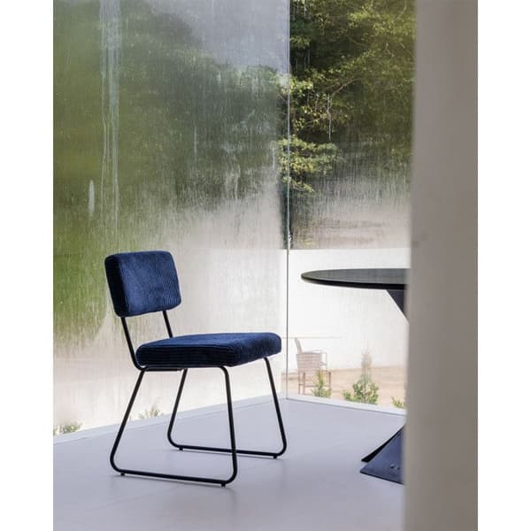 Modell av 2 designstolar MATYS i blå ribbad sammet