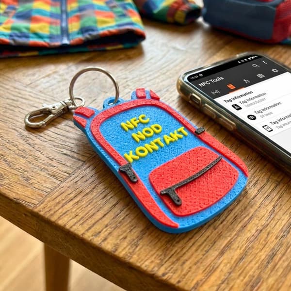 NFC-tag til nødkontakter | Nøglering til børneskolerygsæk