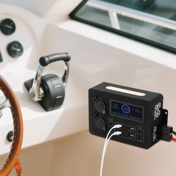 Strömbox, USB-laddningsportar, LED-display,svart