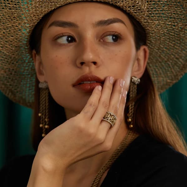 Kamelia Ring, Koppar med 18k Guldplätering, Ringdiameter 1,8 cm, Ringbredd 1,4 cm, Vikt 13g, Öppen Design