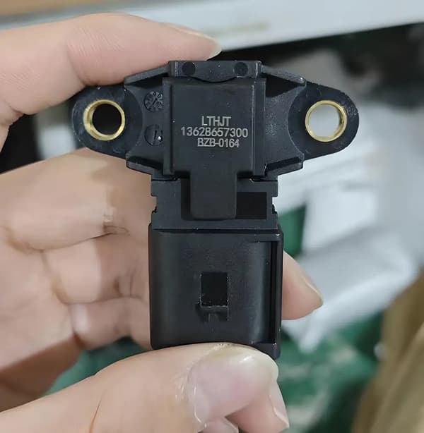 Pakokaasupaineanturi, muovimateriaali, standardikoko, yhteensopiva luksuskompaktiautojen E81 E82 E87 E88 E46 E90 E91 E92 E93 E60 E61 kanssa